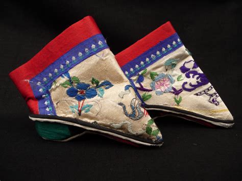 File:Chinese Ladies Footbinding Shoes QM r.jpg - Wikimedia Commons