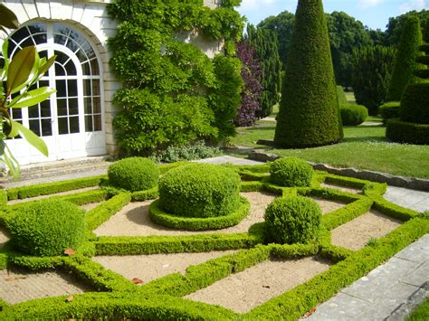 File:Chateau d'Azay-le-Ferron French Garden.JPG - Wikimedia Commons