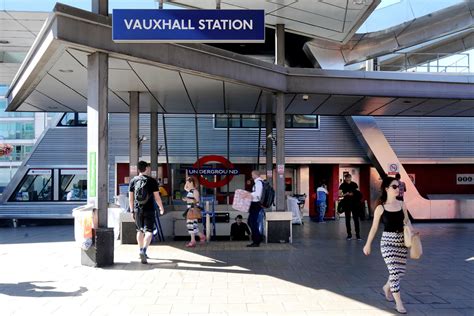 Tube passengers 'threatened by knifeman' at Vauxhall station as police ...