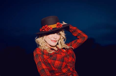 Dolly Parton Stuns in Outfit During Thanksgiving Day Football Game ...