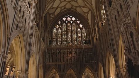 BBC News - Wells Cathedral stained glass window restoration begins