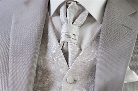 Men's Tie Guide: Types of Ties, How to Tie Them and When to Wear Them - Family Britches