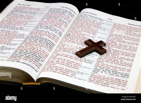 Open bible wooden cross hi-res stock photography and images - Alamy