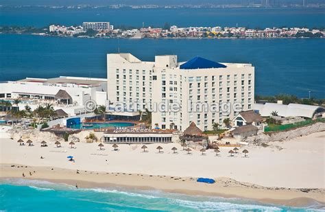 Latitude Image | Sunset Royal Hotel, Cancun aerial photo