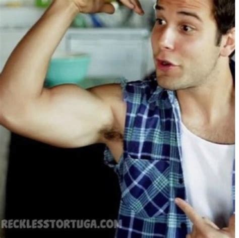 Skylar Astin Pictures (8 Images)