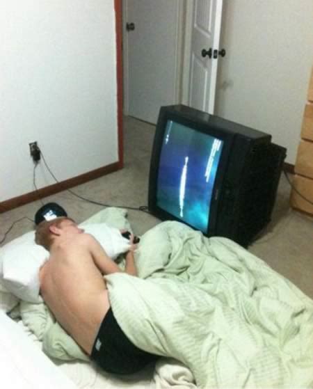 12 Hilarious People Watching TV - people watching tv - Oddee