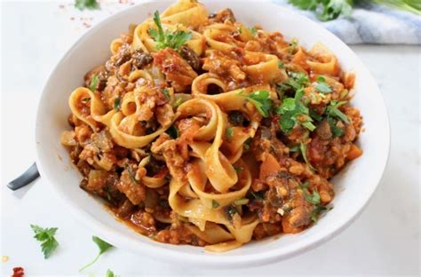 Easy Vegan Bolognese Sauce Recipe • Veggie Society