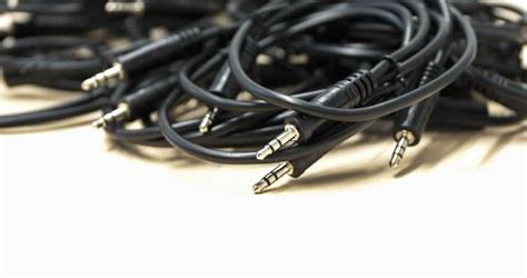 5 Types of Headphone Jacks - Explaining Headphone Jacks & Plugs