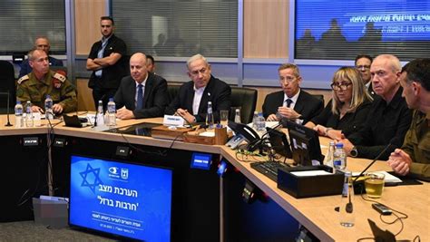 Israeli ministers threaten Netanyahu during meeting with dissolving War ...