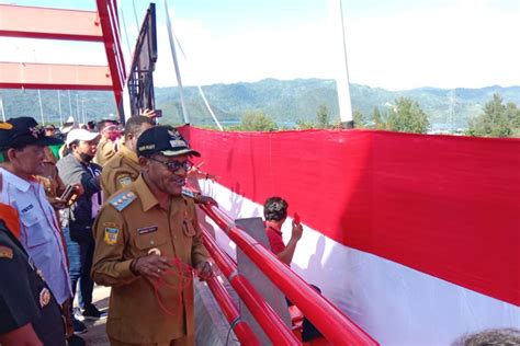 Pemkot Jayapura bentangkan Bendera Merah Putih panjang 100 meter di Jembatan Youtefa - ANTARA ...