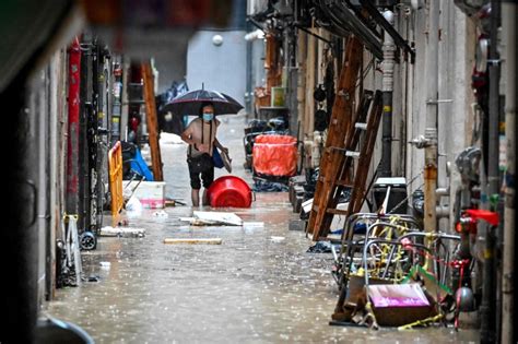 Heaviest rainfall in more than a century floods and paralyzes Hong Kong