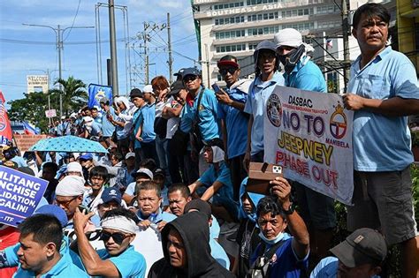 Jeepney drivers protest over phase-out plan | Philstar.com