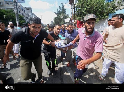 Rafah, Gaza Strip, Palestinian Territory. 3rd Aug, 2014. A wounded man ...