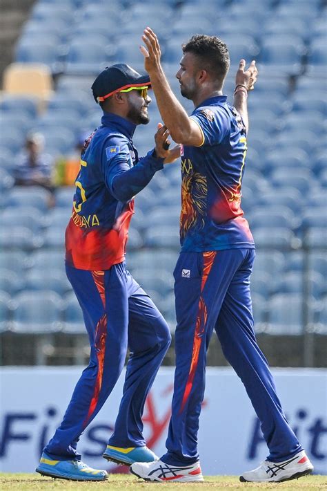 Dasun Shanaka celebrates with Dhananjaya de Silva | ESPNcricinfo.com