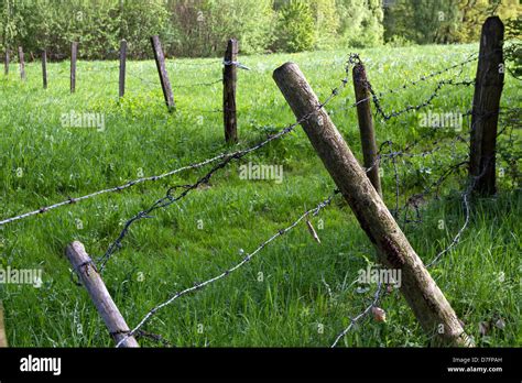 Broken wire fence Stock Photo - Alamy