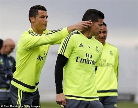 Cristiano Ronaldo pranks teammate during training (photos)