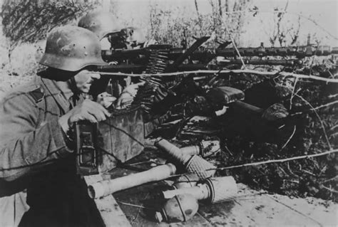 German soldiers with machine gun MG 34 | World War Photos