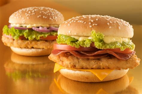 Receta de Hamburguesa de Pollo Empanizado con Tocino