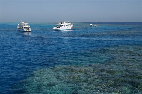 File:Boats in the corals of Red Sea.jpg - Wikimedia Commons