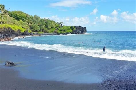 Hiking the Waianapanapa Coastal Trail for 30 minutes 🌋 How much time do you need in Waianapanapa ...