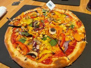 Pizza Hut Vegan Options: What's vegan at Pizza Hut? (2022)