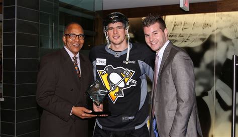 Sidney Crosby accepts the EJD Memorial Community Service Award | Sidney ...