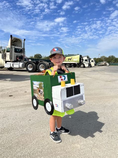 How to Make a Garbage Truck Costume With Recycled Materials | TDS