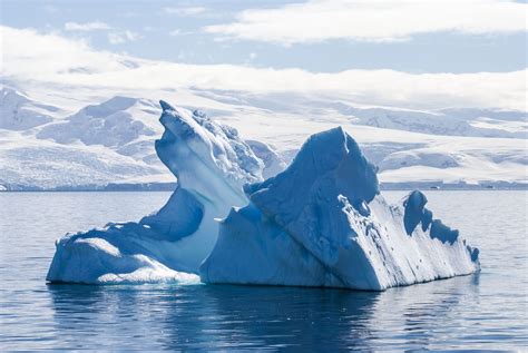 Video: Mammoth Iceberg Five Times the Size of Manhattan Splits From ...