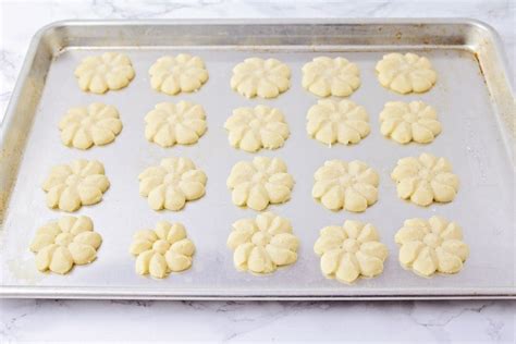 Classic Shortbread Cookies Recipe {5 ingredients!} | Lil' Luna