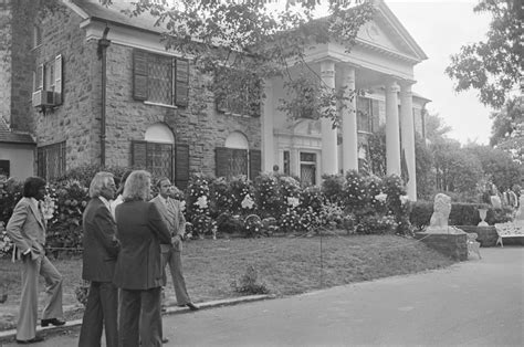 Fans arrived at Graceland for a public viewing of Elvis's casket ...