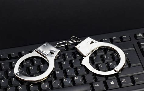 Computer keyboard and handcuffs - Creative Commons Bilder