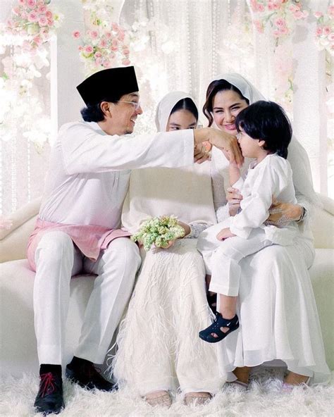 New Family Photo of Engku Emran with Wife and Stepchild, Aleesya's Smile Stands Out