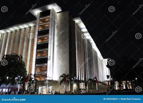 Istiqlal mosque at night editorial photo. Image of city - 289534641