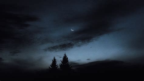 Night Sky with a Crescent Moon · Free Stock Photo