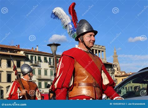 一次历史游行的战士在佛罗伦萨，意大利 编辑类库存照片. 图片 包括有 城镇, 意大利, 文化, 欧洲, 房子 - 104538163