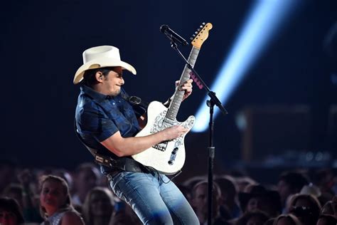 Brad Paisley Performs 'Crushin' It' at the 2015 ACM Awards