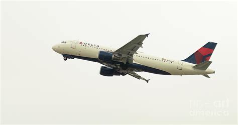 Delta Air Lines Airbus A320 at Takeoff Photograph by David Oppenheimer ...