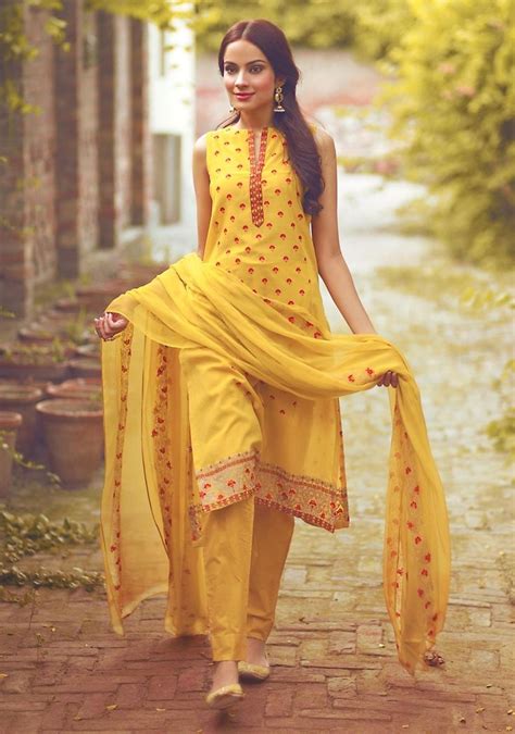 The Beautiful Clothes of India | Indian fashion, Summer fashion outfits ...