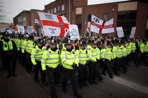 English Defence League march draws rival protests - Arabianbusiness