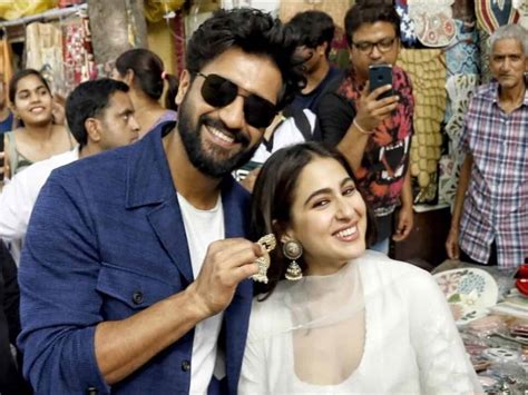 Vicky Kaushal, Sara Ali Khan go jhumka shopping in Delhi