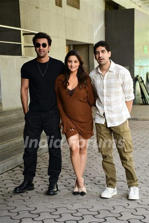 Alia Bhatt and Ranbir Kapoor clicked with Ayan Mukerji at the song ...