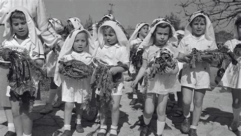 Precious vintage photos of First Fruits Festival in Israel - ISRAEL21c