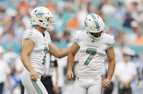 Miami Dolphins Jason Sanders out-kicked by L.A. punter in loss