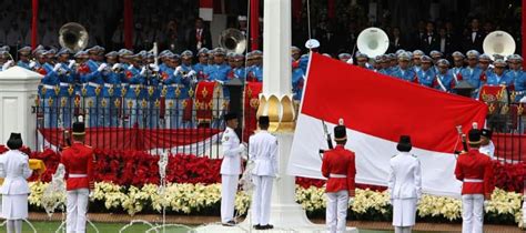 bendera merah putih berkibar di istana negara | TOKO BENDERA