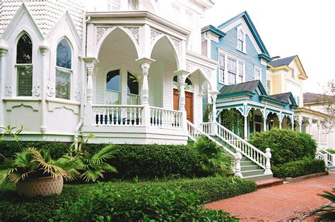 Savannah's Stunning Victorian District Will Give You Front Porch Envy ...