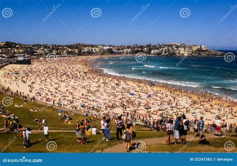 People Relaxing At Bondi Beach Editorial Stock Photo - Image: 32247383