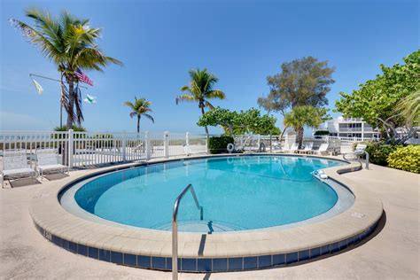 Geothermal Heated & Cooled Fresh Water Pool | Island Inn Sanibel