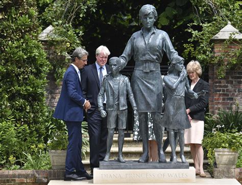 Princess Diana statue unveiled at Kensington Palace