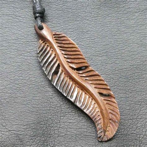 Feder Schmuck Holz geschnitzt Kunst Handwerk