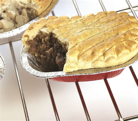 WRIGHTS Minced Beef & Onion Puff Pastry Pies